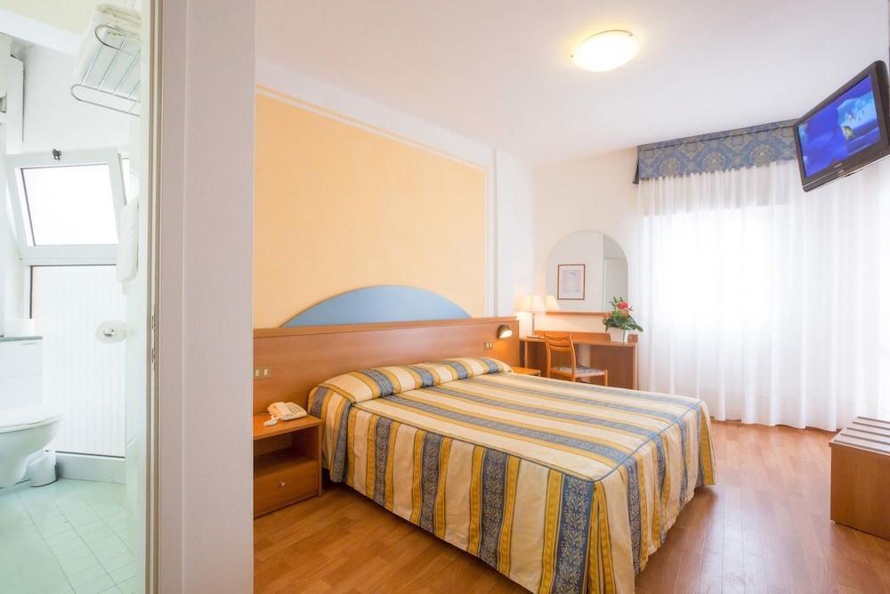 Hotel Adria Sul Mare Каорле Экстерьер фото